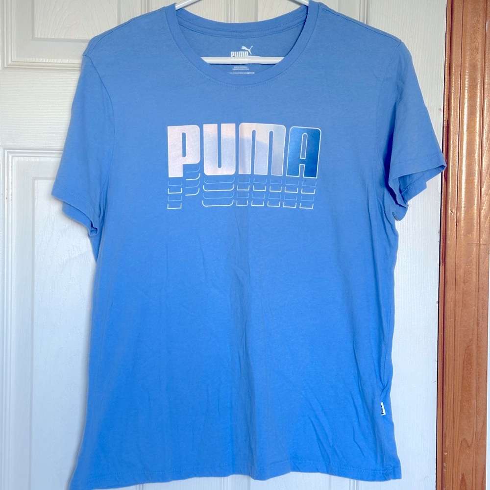 🛍️ Periwinkle blue, soft baby pink Puma tee. The colours on this are so pretty